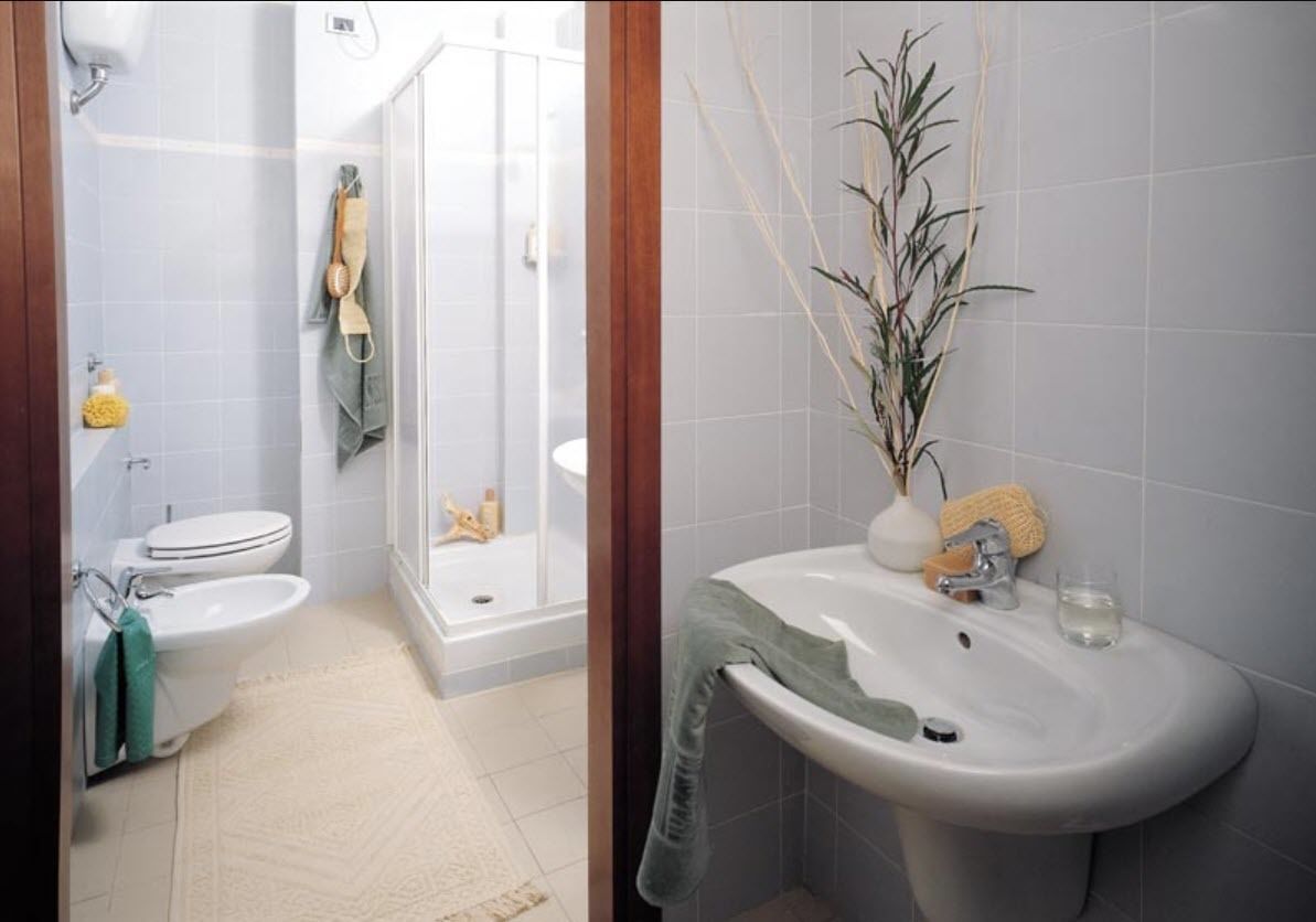 Een badkamer met toilet, hygiëneschuimer en wastafel.