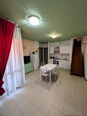 Superior Apartment, 1 Bedroom (3 people) | Private kitchen | Microwave, stovetop, cookware/dishes/utensils - Residence Viale Venezia (Verona)