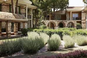 المنطقة المحيطة بالمنشأة