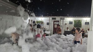 A room with a large foam pit, a door, and a wall with a plant and some signs. - Camping Ulisse (Lamezia Terme)