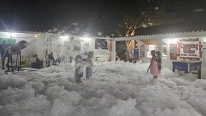 A water play area with children and adults, surrounded by a building with signage. - Camping Ulisse (Lamezia Terme)