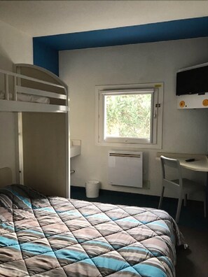 Triple Room, Shared Bathroom | Free cribs/infant beds, free WiFi, bed sheets, wheelchair access