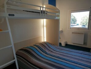 Triple Room, Shared Bathroom | Free cribs/infant beds, free WiFi, bed sheets, wheelchair access