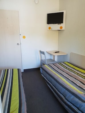 Basic Room, Shared Bathroom | Free cribs/infant beds, free WiFi, bed sheets, wheelchair access