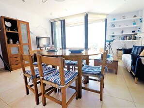Dining - Cosy apartment for 4 people with A/C, WIFI, TV and terrace (Torroella De Montgrí)