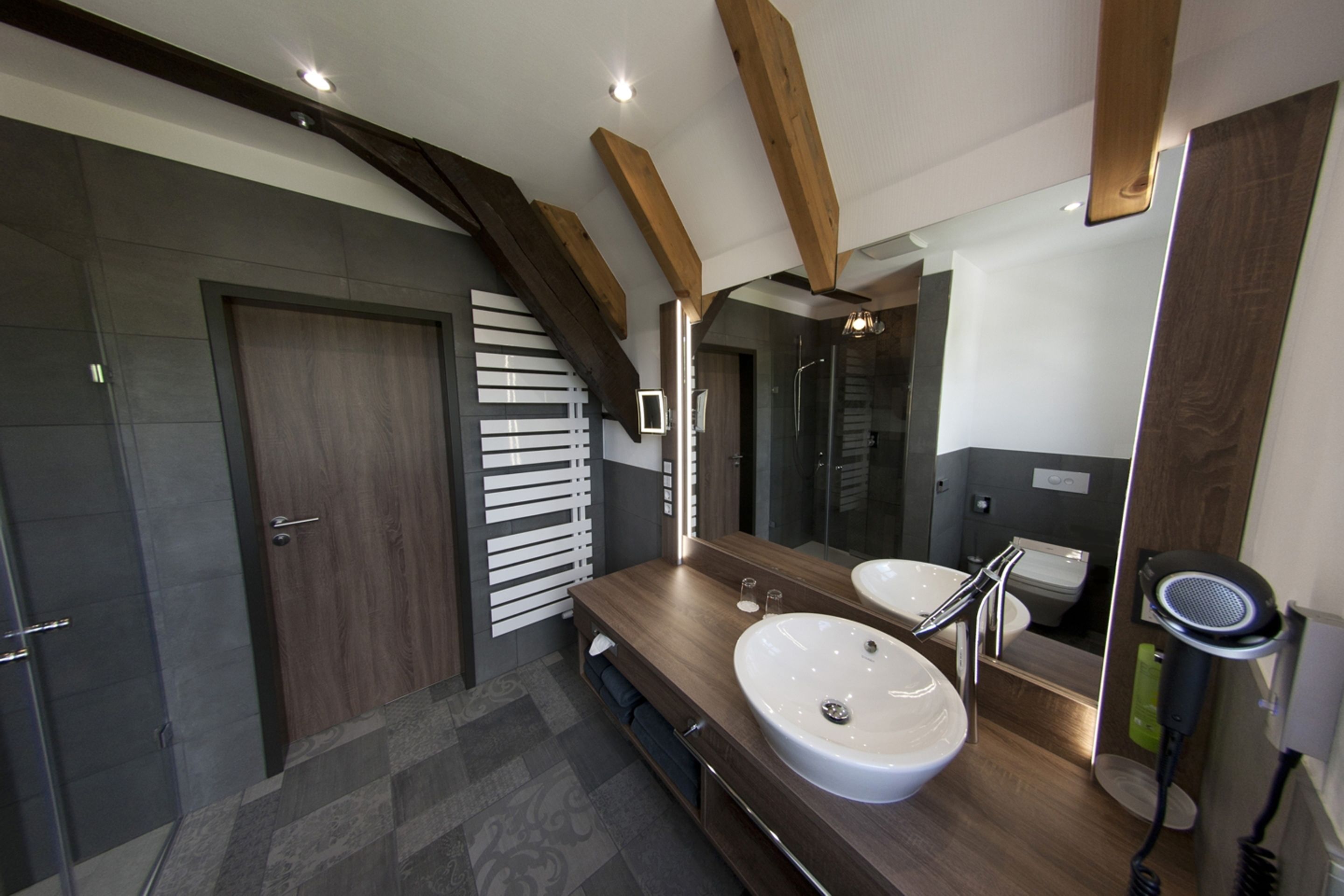 deluxe suite (landhaus) | bathroom | shower, free toiletries, towels