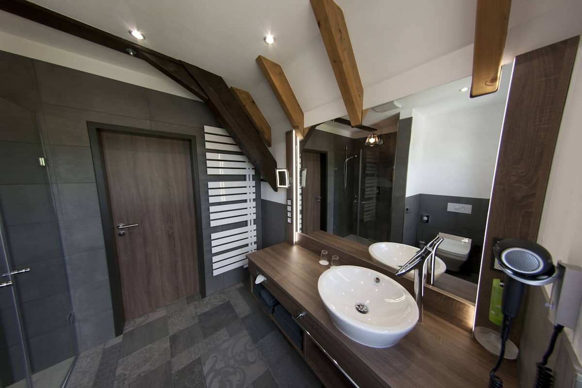 deluxe suite (landhaus) | bathroom | shower, free toiletries, towels