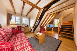 Deluxe Suite (Landhaus) | Living area | 26-inch flat-screen TV with satellite channels - Landhotel Repetal (Attendorn)