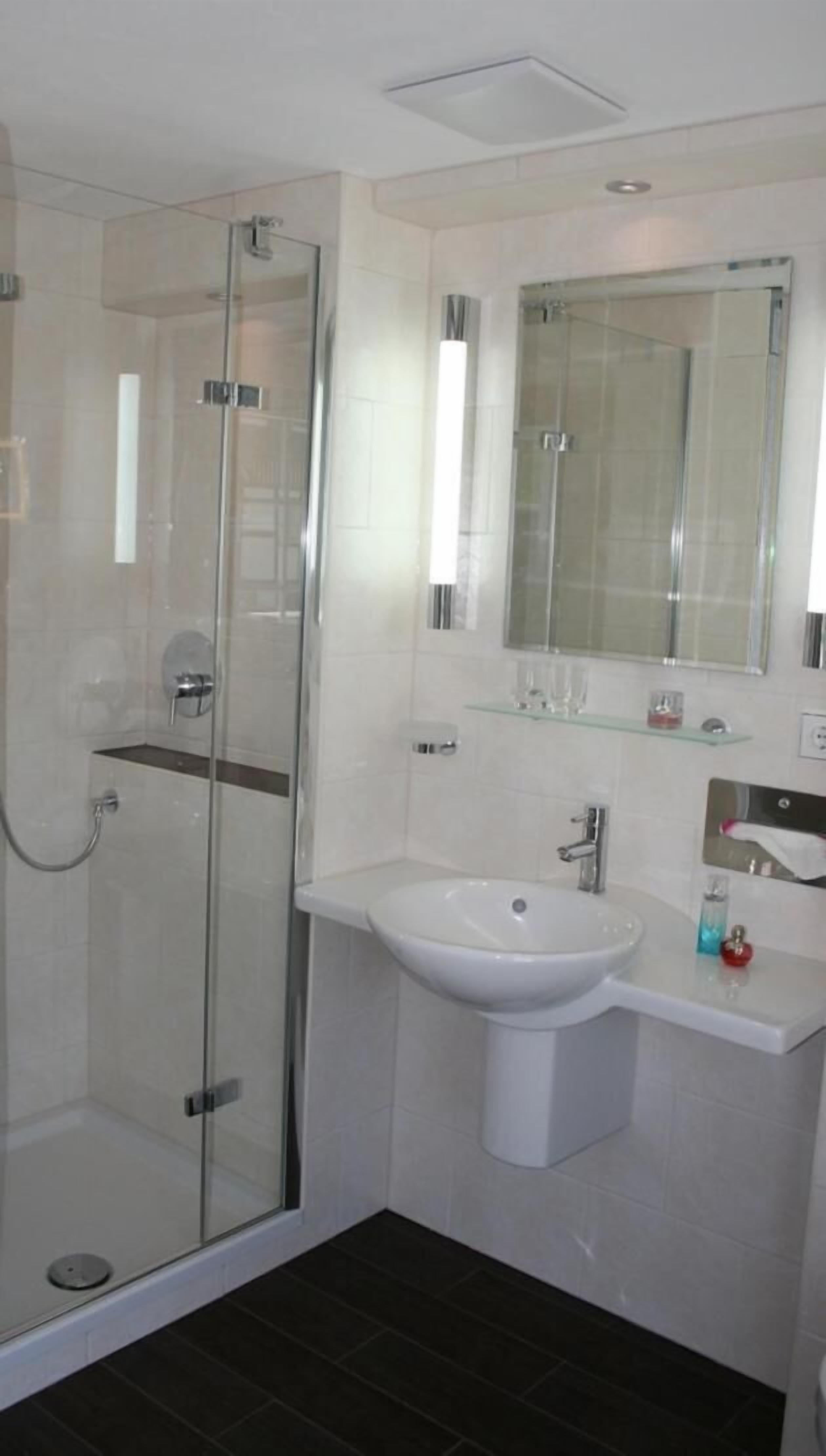 shower, free toiletries, towels