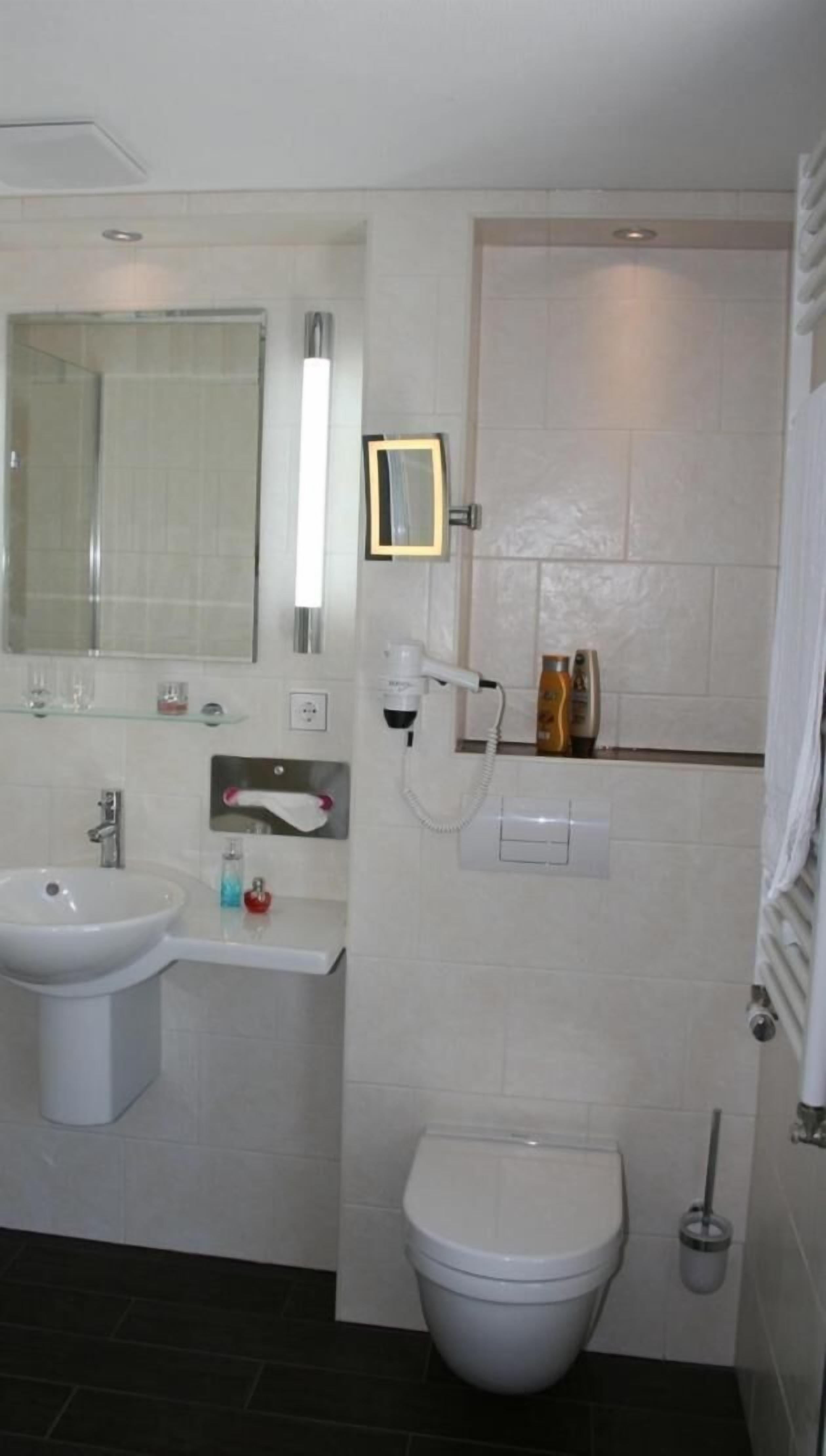 shower, free toiletries, towels