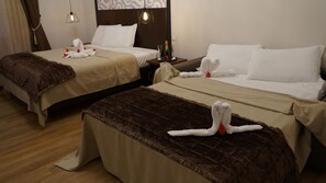 Luksussviitti, kaupunkinäköala (Suite 3) | Minibaari, tallelokero huoneessa, työpöytä, äänieristys