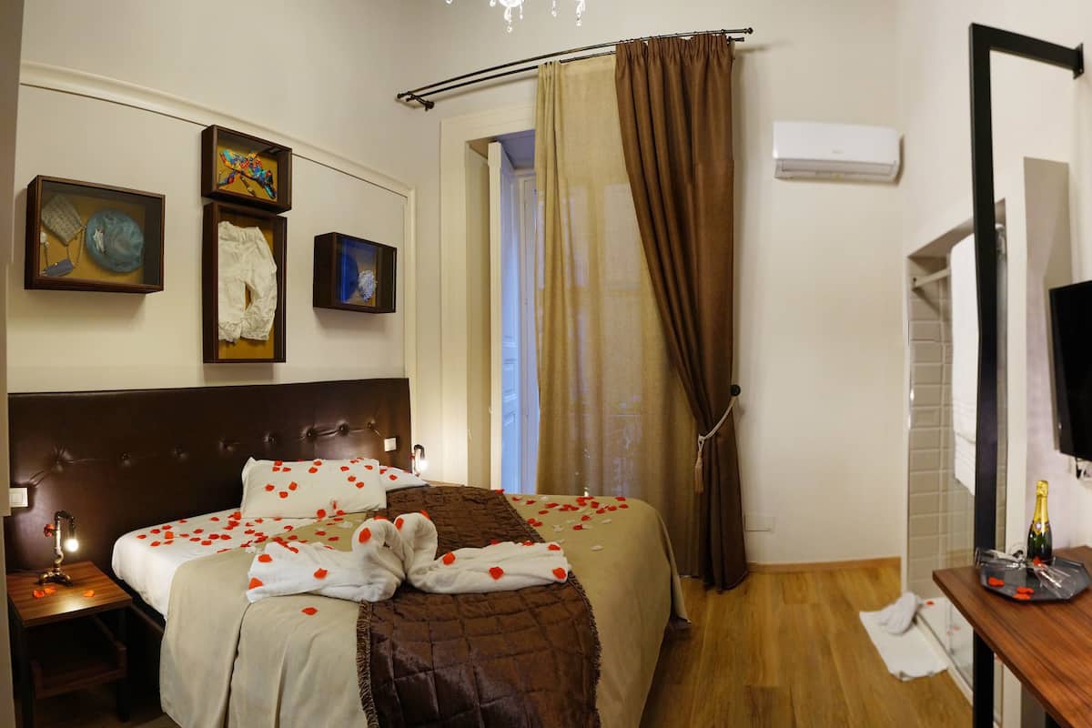 Luxe suite, balkon, uitzicht op stad (Suite 4) | Een minibar, een kluis op de kamer, een bureau, geluiddichte muren
