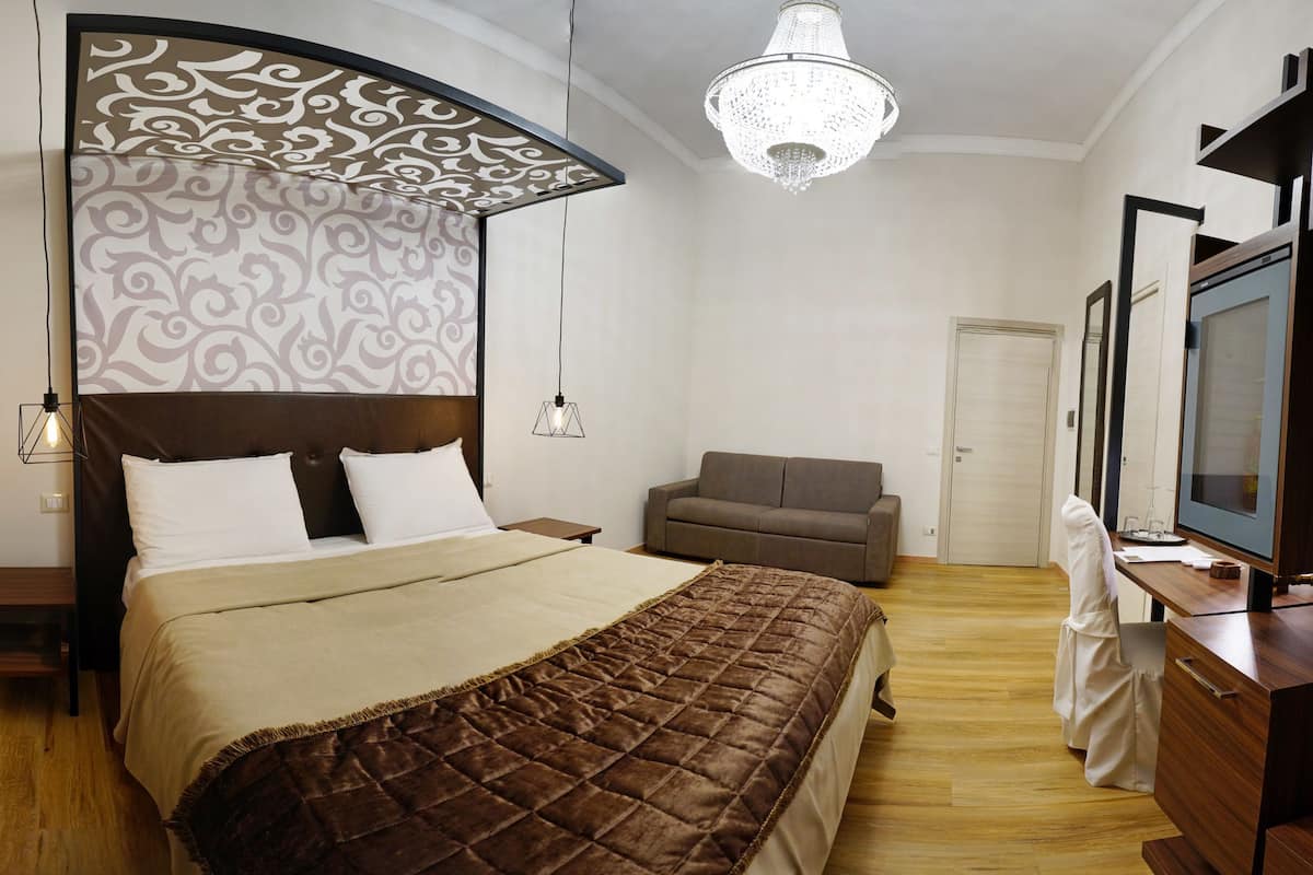 Luxe suite, uitzicht op stad (Suite 3) | Een minibar, een kluis op de kamer, een bureau, geluiddichte muren