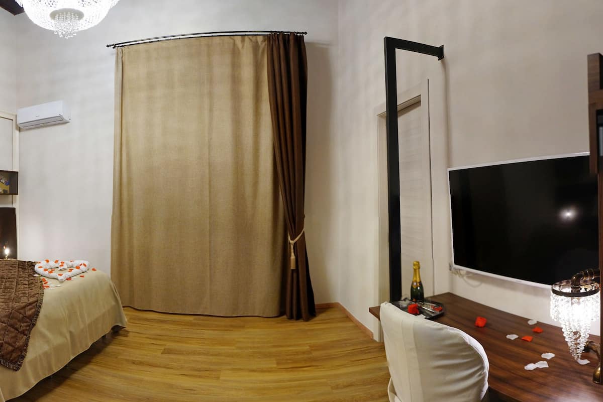 Luxe suite, balkon, uitzicht op stad (Suite 2) | Een minibar, een kluis op de kamer, een bureau, geluiddichte muren