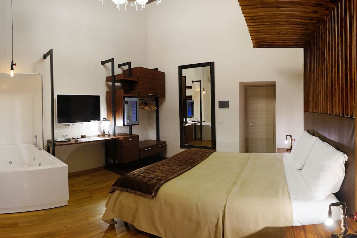 Luxe suite, hot tub, uitzicht op stad (White Suite) | Een minibar, een kluis op de kamer, een bureau, geluiddichte muren