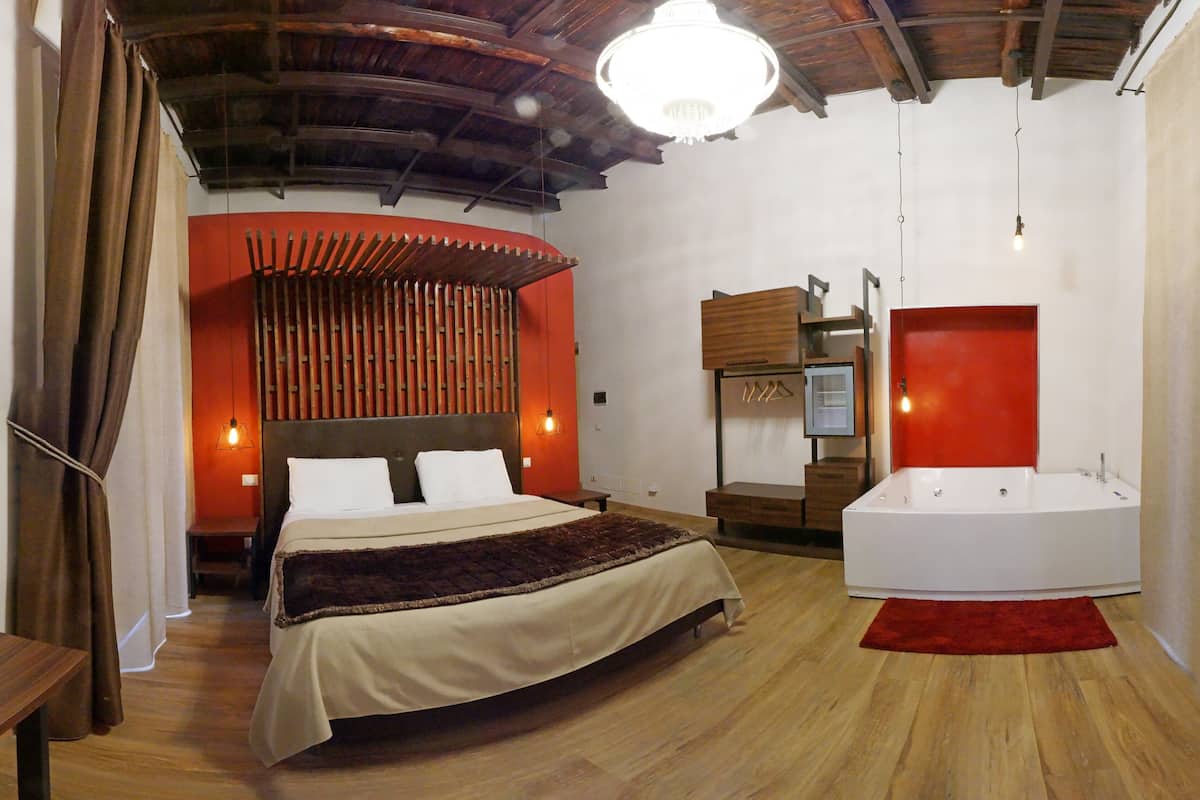 Luxe suite, hot tub, uitzicht op stad (Red Suite) | Een minibar, een kluis op de kamer, een bureau, geluiddichte muren