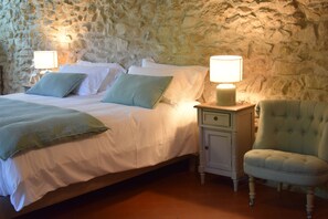 Triple Room | Individually decorated, individually furnished, free cribs/infant beds - La Bastide Bleue (Seguret)
