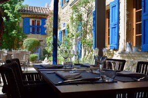 Se sirven almuerzos y cenas, cocina francesa