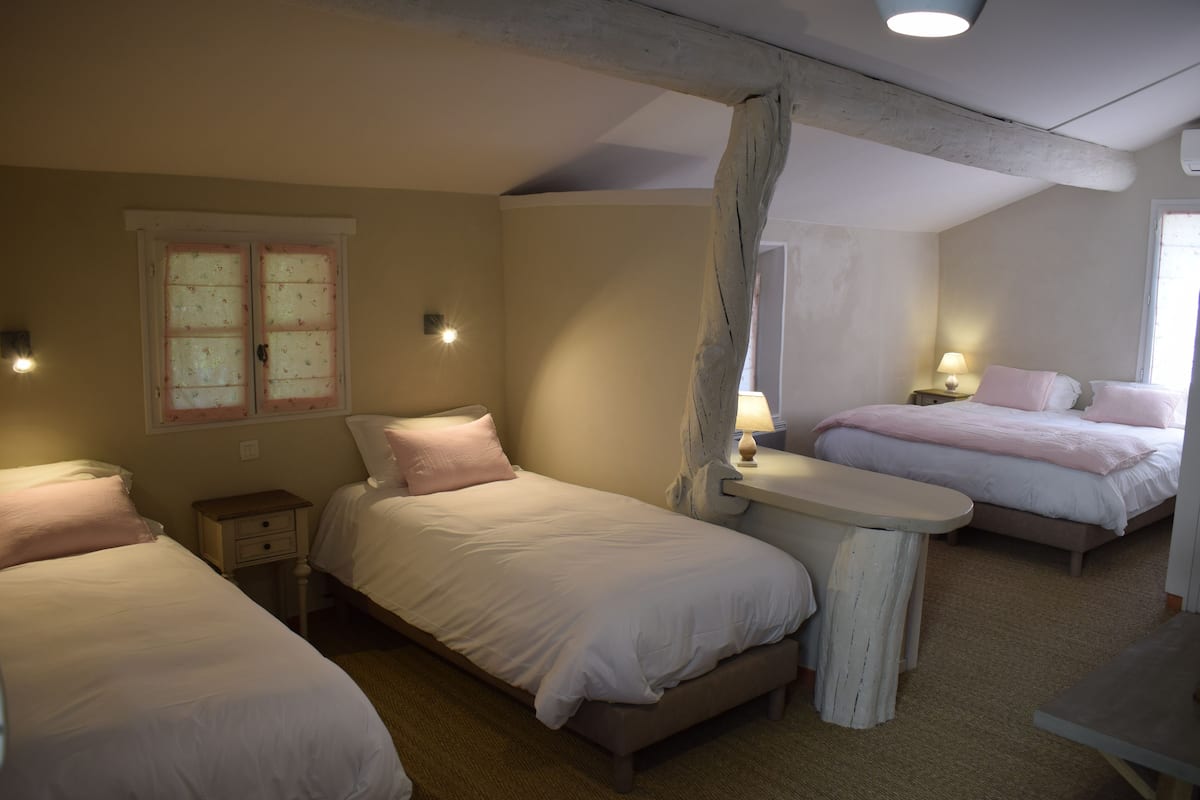 Quadruple Room | Individually decorated, individually furnished, free cribs/infant beds