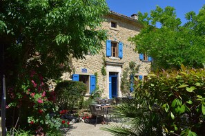 Courtyard - La Bastide Bleue (Seguret)