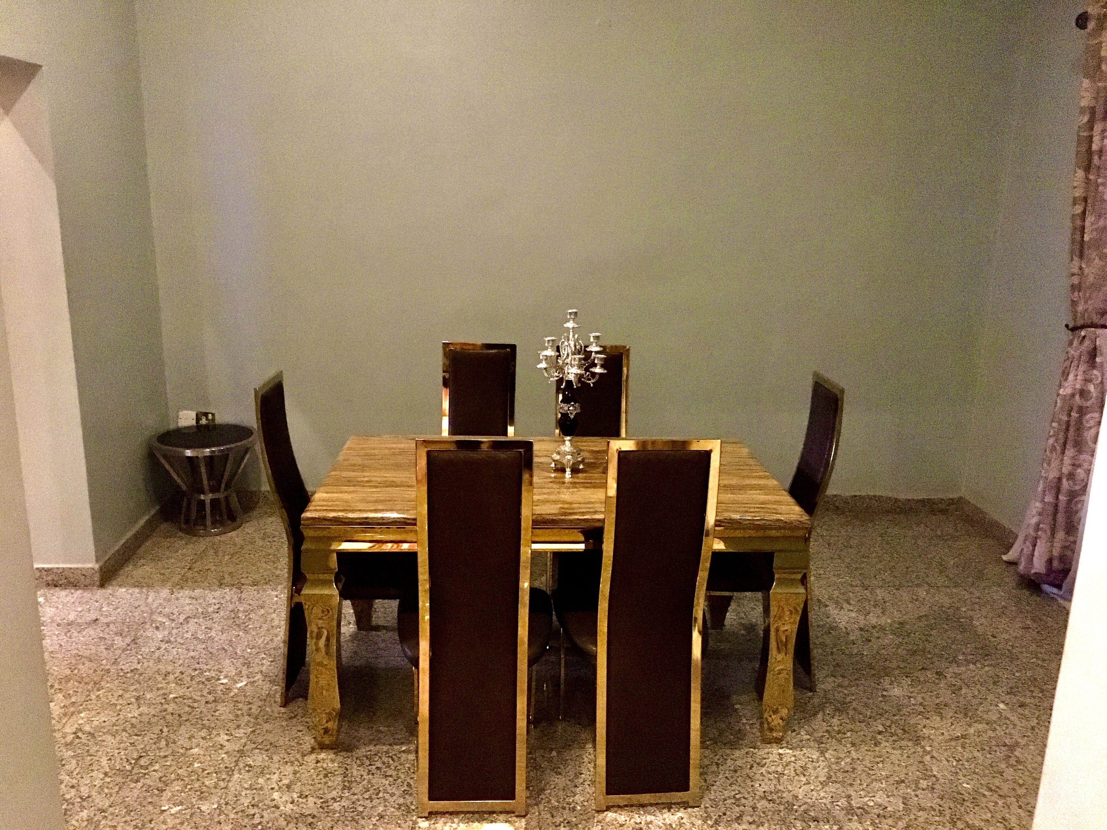 Makan di kamar