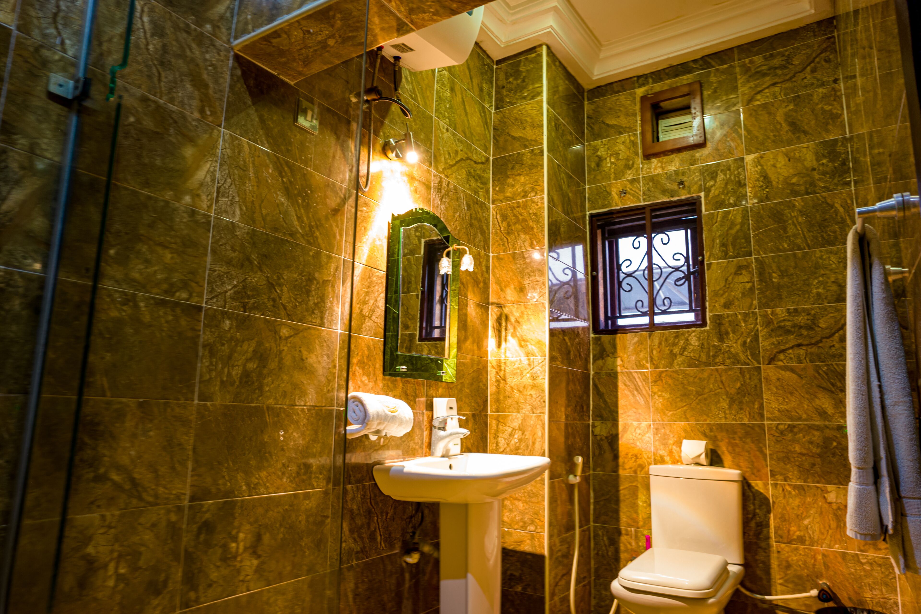 Un baño con lavamanos, inodoro y ducha.