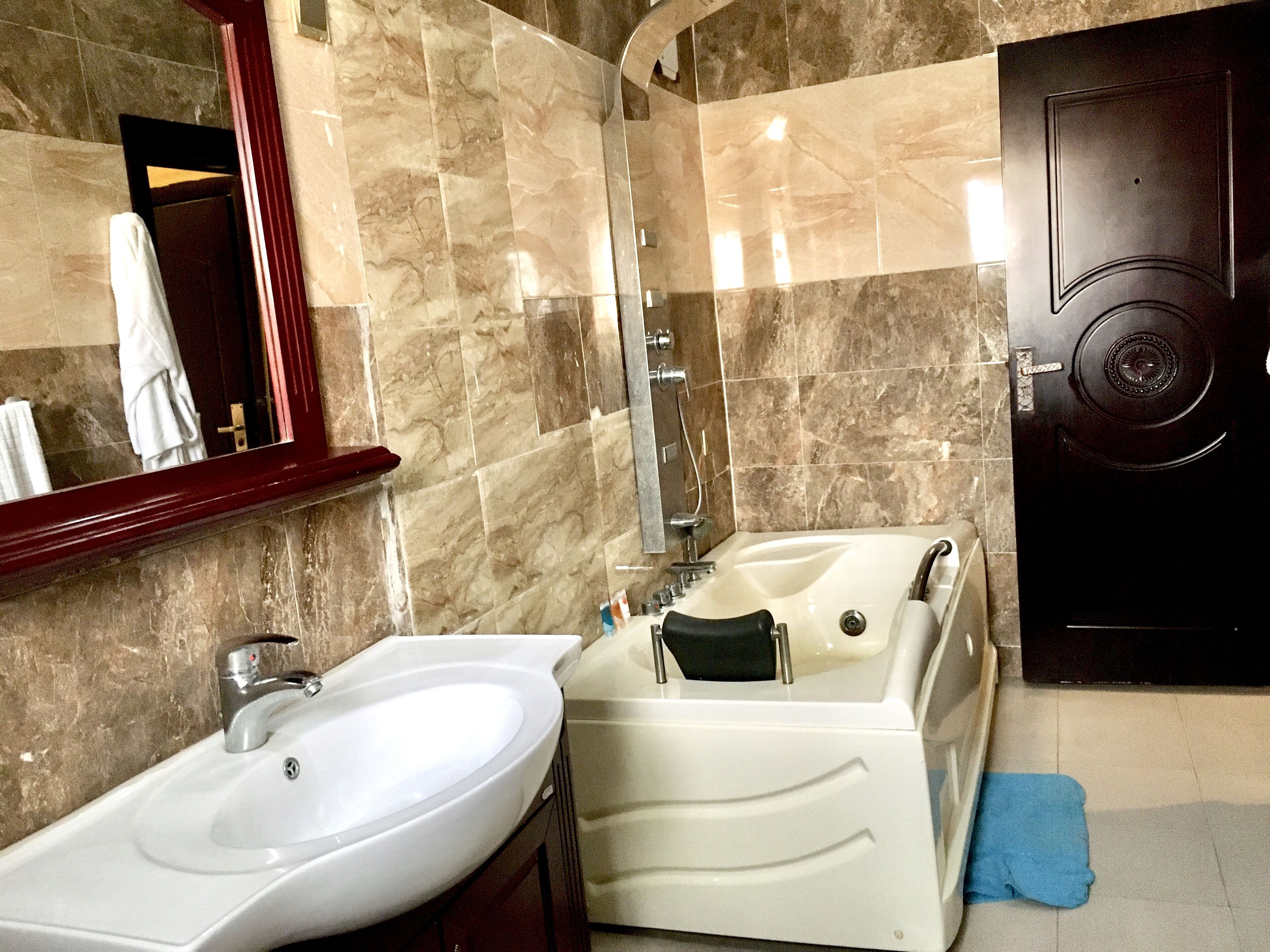 Un bagno con un lavandino bianco, una vasca e uno specchio.