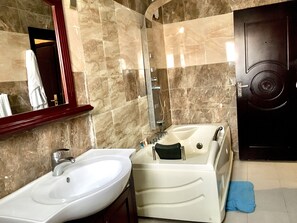 Presidential Suite | Bathroom | Free toiletries, bathrobes, towels, soap - IBD International Hotels Limited (Abeokuta)