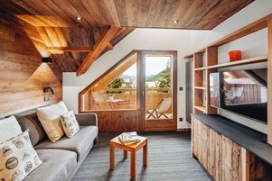 Appart-hotel Duplex Spa Piscine D 4/6 pers | Living area | Flat-screen TV