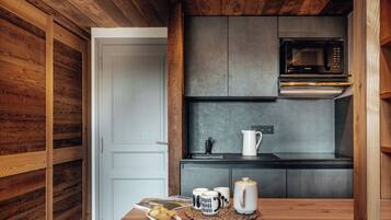 Refrigerador, microondas, lavavajillas y tetera eléctrica