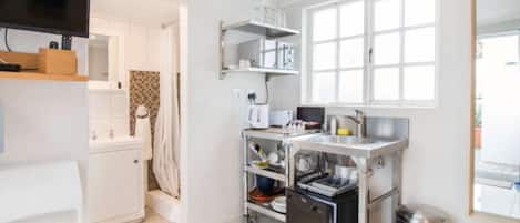 Basic Studio | Private kitchen | Microwave, coffee/tea maker, electric kettle, toaster