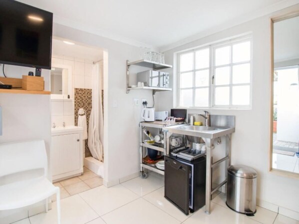 Basic Studio | Private kitchen | Microwave, coffee/tea maker, electric kettle, toaster