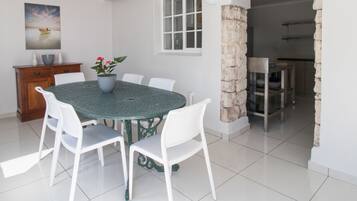 Lavender Cottage | In-room dining