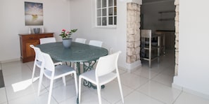 Apartamento conforto, 2 quartos | Opções para refeição no quarto