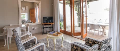 Estúdio luxo | Área de estar | TV de tela plana