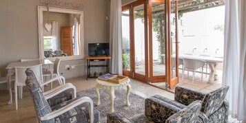 Deluxe Studio | Living area | Flat-screen TV