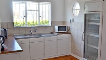 House, 4 Bedrooms | Dapur peribadi | Ketuhar gelombang mikro, pembancuh kopi/teh, cerek elektrik