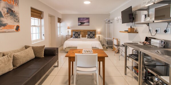 Eenvoudige studio | Privékeuken | Een microgolfoven, een koffiezetapparaat/waterkoker, een waterkoker