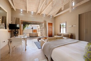 Lemon Studio | In-room safe, individually decorated, iron/ironing board, free WiFi - Langebaan Kite Cottages (Langebaan)