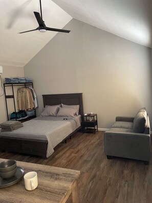 Comfort Single Room, 1 Queen Bed, Non Smoking | Pillowtop beds, individually decorated, individually furnished