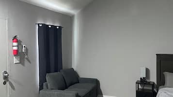 Quarto solteiro conforto, 1 cama Queen, para não fumantes | Área de estar | Smart TV 45 polegadas com canais digitais