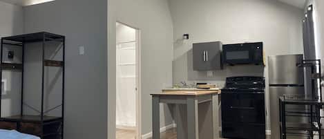 Comfort Single Room, 1 Queen Bed, Non Smoking | Private kitchen