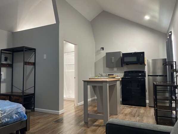 Comfort Single Room, 1 Queen Bed, Non Smoking | Private kitchen | Full-size fridge, microwave, oven, stovetop