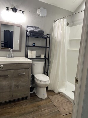 Comfort Single Room, 1 Queen Bed, Non Smoking | Bathroom | Shower, towels, soap, shampoo