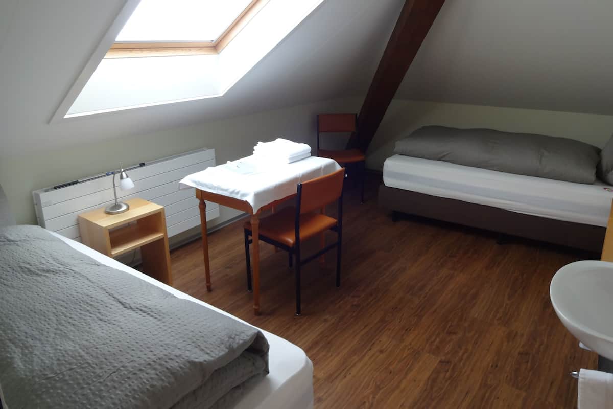 Double Room, Shared Bathroom (DZ ohne WC/D 2. Stock)