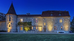 Voorkant accommodatie - avond/nacht