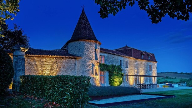 Fachada de la propiedad por la tarde o noche