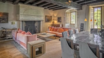 Melayani makan malam