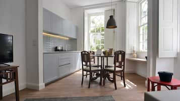 Standard-Apartment, 1 Schlafzimmer, Stadtblick | Eigene Kochnische | Herdplatte, Geschirrspüler, Wasserkocher mit Kaffee-/Teezubehör