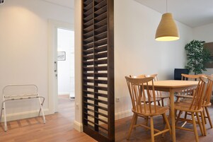 Apartamento superior, 2 habitaciones, vistas a la ciudad | Zona de estar